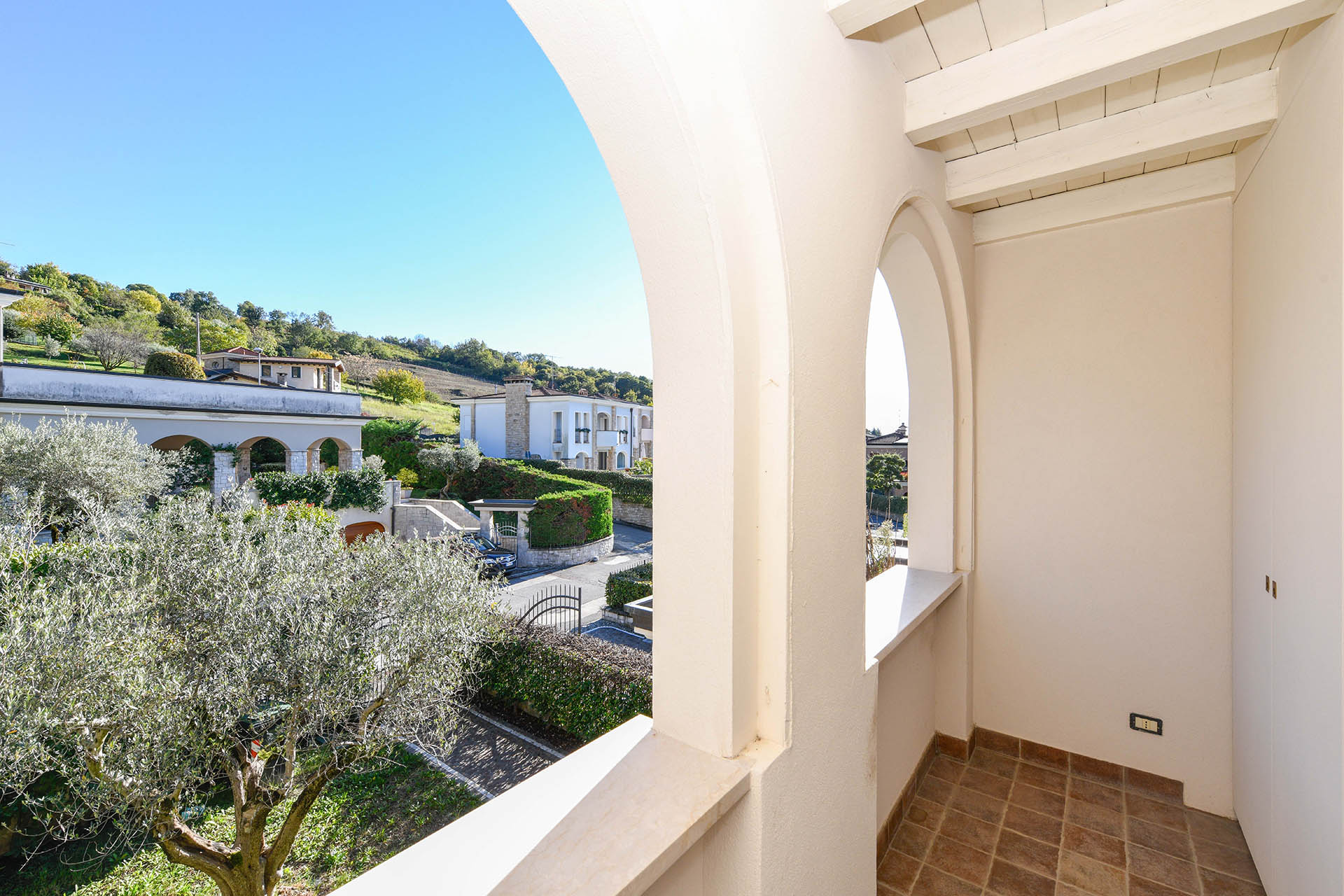 Villa Bifamiliare con Giardino