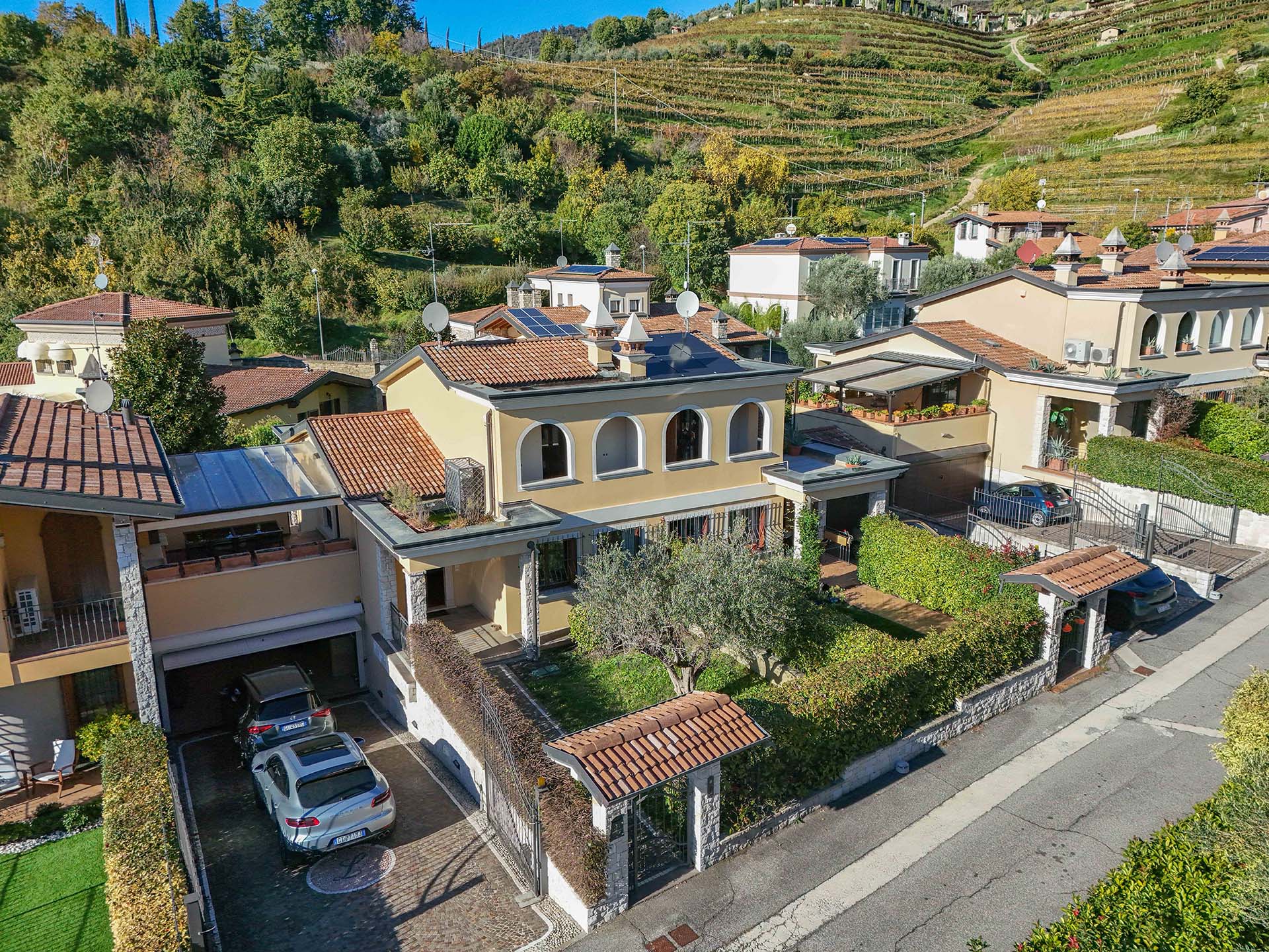 Villa Bifamiliare con Giardino