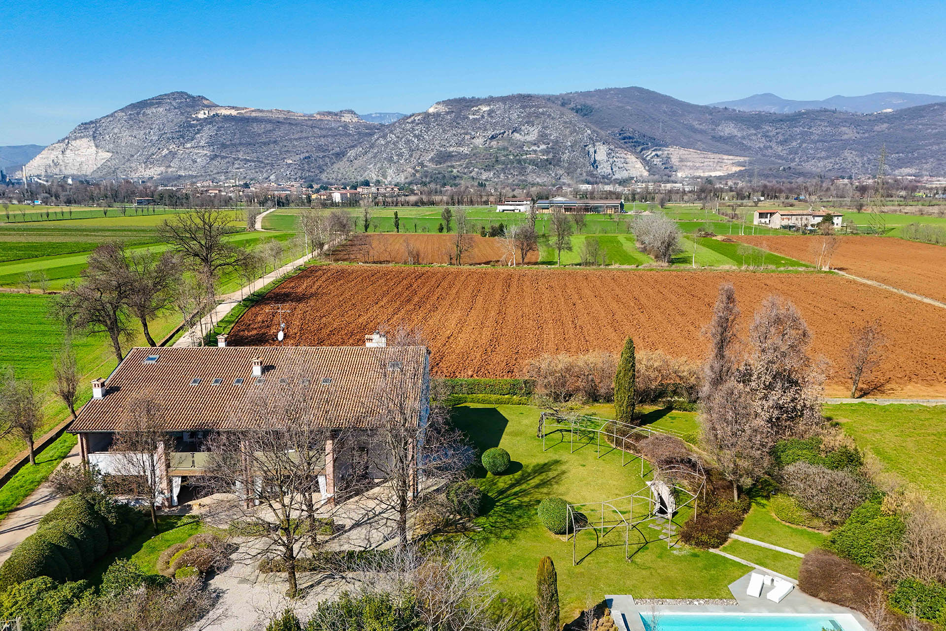 Villa con Due Unità Indipendenti